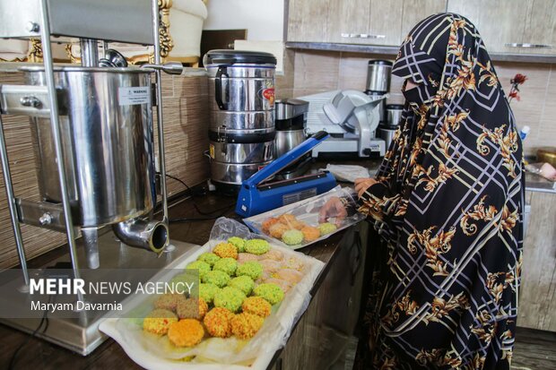 خانم عبدالهی در حال تولید و فروش محصولات پروتِینی از قبیل : سوسیس و کالباس ژامبون و ناگت و همبرگر خانگی 