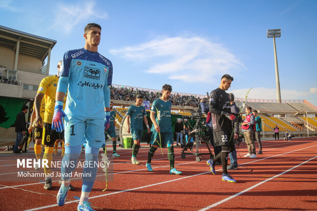 دیدار تیم‌های فوتبال شمس آذر قزوین با سپاهان اصفهان