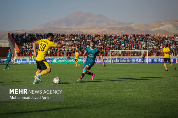 دیدار تیم‌های فوتبال شمس آذر قزوین با سپاهان اصفهان