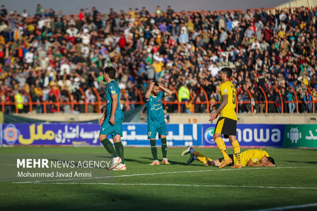 دیدار تیم‌های فوتبال شمس آذر قزوین با سپاهان اصفهان