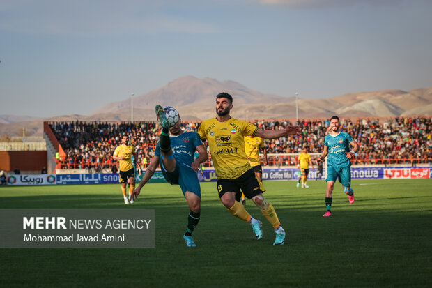 دیدار تیم‌های فوتبال شمس آذر قزوین با سپاهان اصفهان