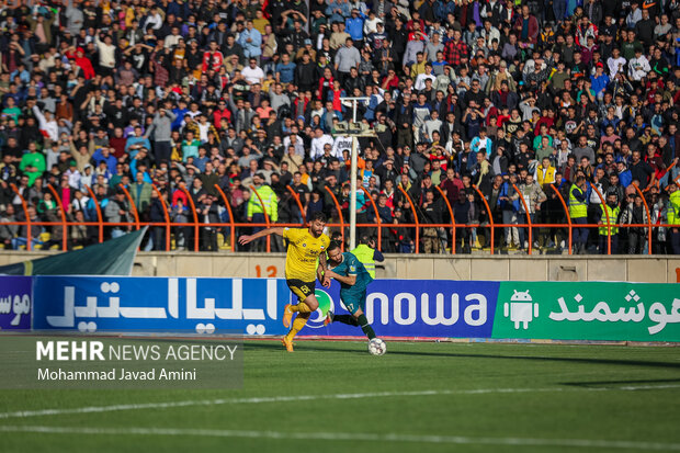 دیدار تیم‌های فوتبال شمس آذر قزوین با سپاهان اصفهان