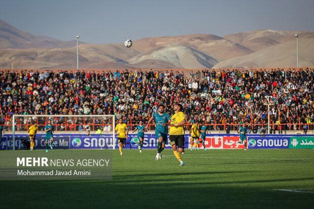 دیدار تیم‌های فوتبال شمس آذر قزوین با سپاهان اصفهان