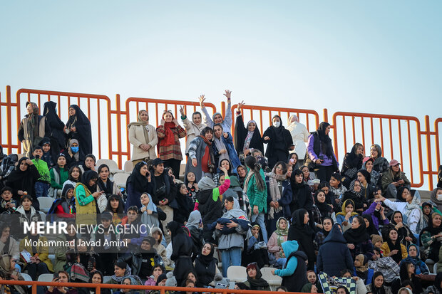 دیدار تیم‌های فوتبال شمس آذر قزوین با سپاهان اصفهان