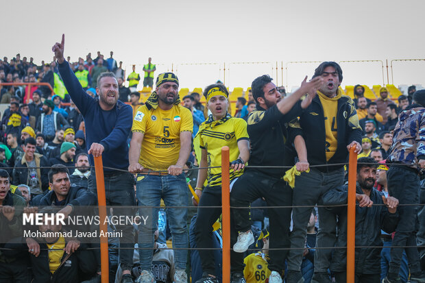 دیدار تیم‌های فوتبال شمس آذر قزوین با سپاهان اصفهان