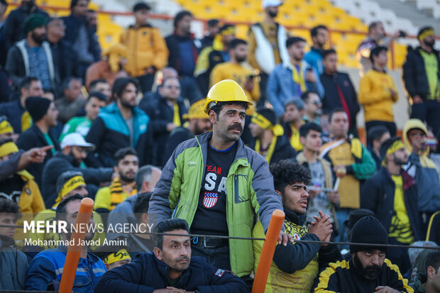 دیدار تیم‌های فوتبال شمس آذر قزوین با سپاهان اصفهان