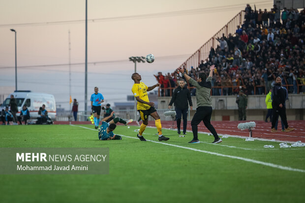 دیدار تیم‌های فوتبال شمس آذر قزوین با سپاهان اصفهان