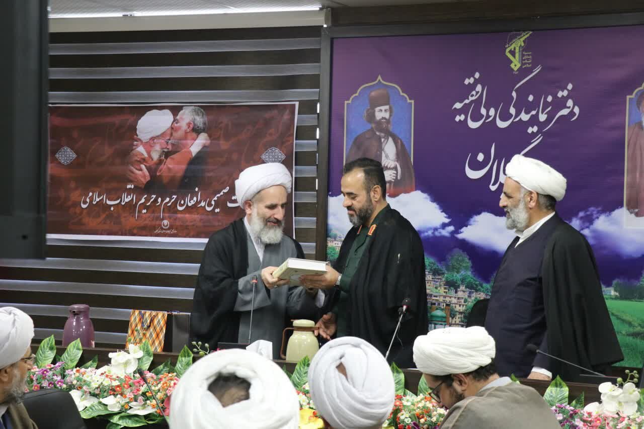 روحانیت و سپاه پاسداران مدافعان حریم جمهوری اسلامی هستند روحانیت و سپاه پاسداران مدافعان حریم جمهوری اسلامی هستند