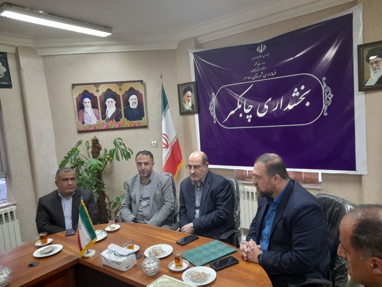 فرصت خدمت به مردم بسیار محدود و گذرا است فرصت خدمت به مردم بسیار محدود و گذرا است