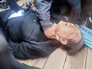 چاقوکشی علیه رهبر مخالفان دولت کره جنوبی/ «لی جائه میونگ» از ناحیه گردن زخمی شد