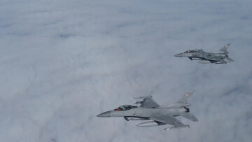بازگشت جنگنده‌های اف-۱۶ لهستان به آشیانه پس از کاهش سطح تهدید حملات مسکو