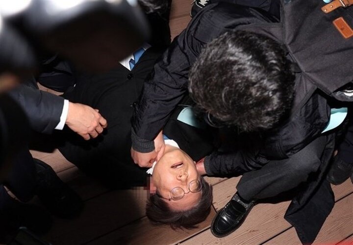 South Korean opposition leader stabbed in neck (+VIDEO)