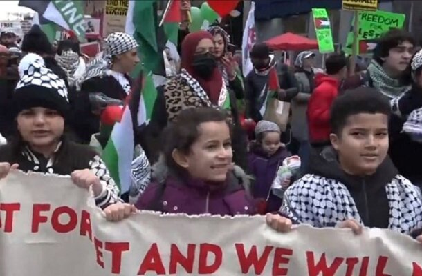 New York'ta çocuklar Filistinli akranları için yürüyüş yaptı New York'ta çocuklar Filistinli akranları için yürüyüş yaptı