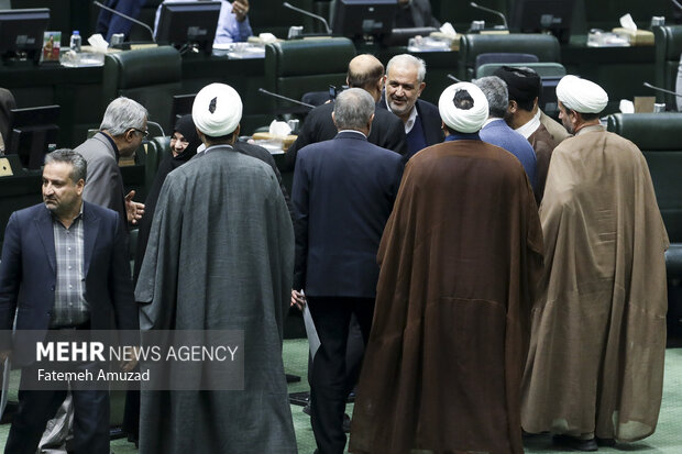 عباس علی آبادی وزیر صمت در صحن علنی مجلس شورای اسلامی حضور دارد