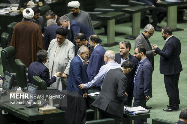 محمد حسینی معاون پارلمانی رییس جمهور در صحن علنی مجلس شورای اسلامی حضور دارد