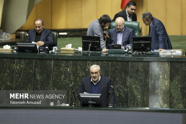 عباس علی آبادی وزیر صمت در حال سخنرانی در صحن علنی مجلس شورای اسلامی است