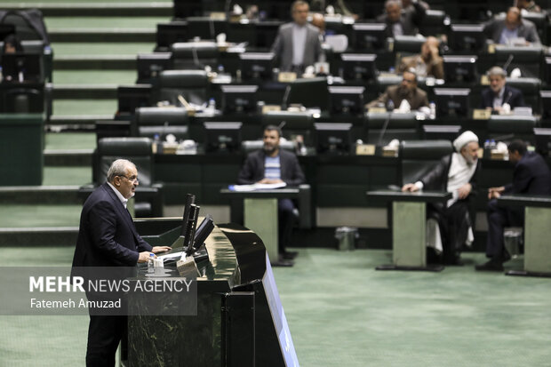 عباس علی آبادی وزیر صمت در حال سخنرانی در صحن علنی مجلس شورای اسلامی است