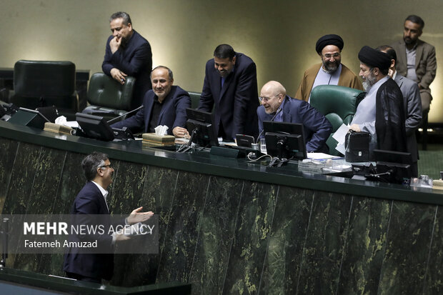 محمدباقر قالیباف رئیس مجلس شورای اسلامی و محمدرضا فرزین رییس بانک مرکزی در صحن علنی مجلس شورای اسلامی حضور دارند