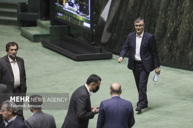 محمدرضا فرزین رییس بانک مرکزی در صحن علنی مجلس شورای اسلامی حضور دارد