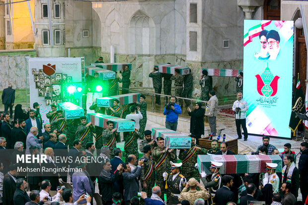 پیکر مطهر ۱۸ شهید گمنام در مراسم  اجتماع بزرگ کارگران، در مسیر حاج قاسم تشییع شد