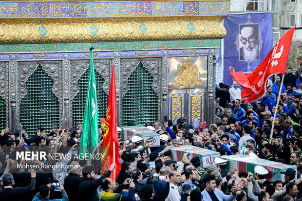 پیکر مطهر ۱۸ شهید گمنام در مراسم  اجتماع بزرگ کارگران، در مسیر حاج قاسم تشییع شد