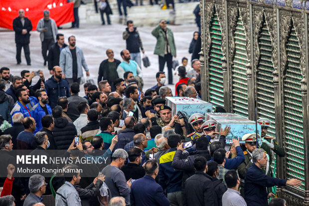 پیکر مطهر ۱۸ شهید گمنام در مراسم  اجتماع بزرگ کارگران، در مسیر حاج قاسم تشییع شد