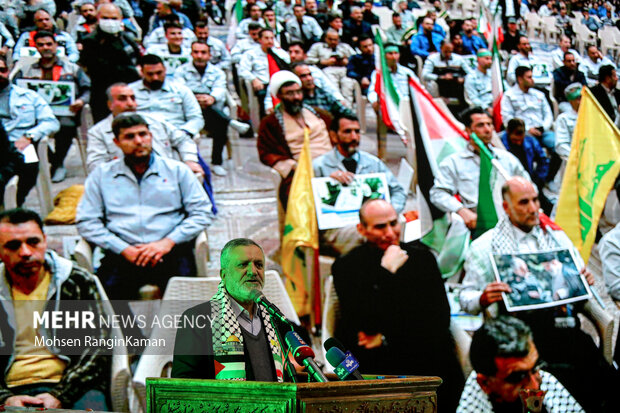 سید صولت مرتضوی وزیر تعاون، کار و رفاه اجتماعی در حال سخنرانی در مراسم اجتماع بزرگ کارگران، در مسیر حاج قاسم است