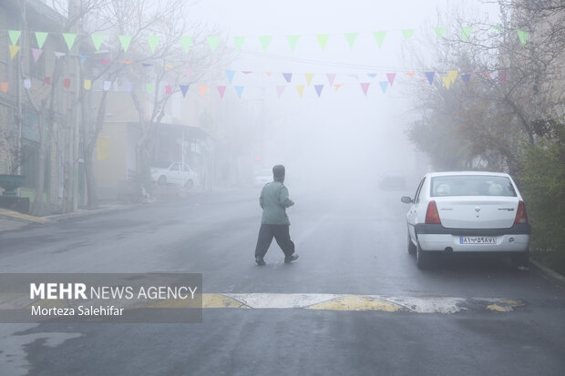 بام ایران غرق در مه