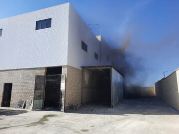 آتش سوزی در کارخانه نساجی در حال ساخت نجف‌آباد/۵ تیم آتش نشانی اعزام شد