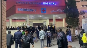 تصاویری از ازدحام مردم در مقابل بیمارستان شهید باهنر