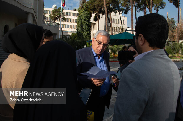 بهرام عین‌اللهی  وزیر بهداشت، درمان و آموزش پزشکی در حال پاسخگویی به سئوالات خبرنگاران است