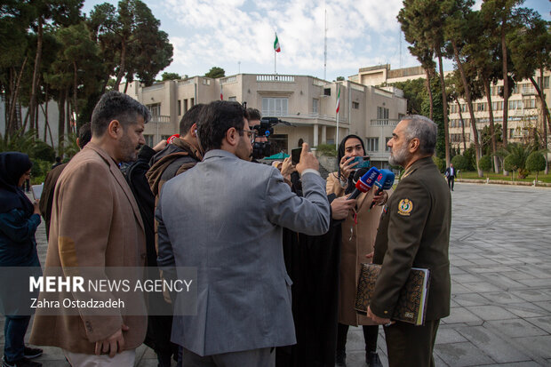 محمدرضا قرایی آشتیانی  وزیر دفاع و پشتیبانی نیروهای مسلح در حال پاسخگویی به سئوالات خبرنگاران است