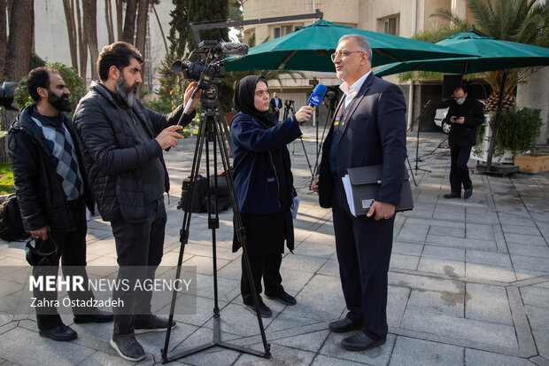 علیرضا زاکانی شهردار تهران در حال پاسخگویی به سئوالات خبرنگاران است
