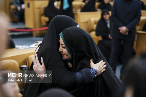 دومین کنگره ملی بانوان تأثیرگذار صبح روز چهارشنبه ۱۳ دی ماه ۱۴۰۲ با حضور انسیه خزعلی معاون امور زنان رئیس جمهور، علیرضا فخاری استاندار تهران، محسن منصوری معاون اجرایی رئیس جمهور در سالن اجلاس سران برگزار شد