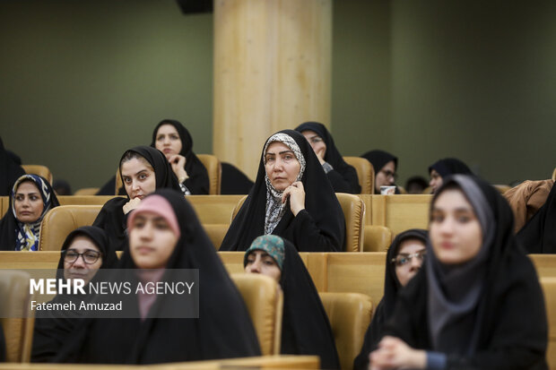 دومین کنگره ملی بانوان تأثیرگذار صبح روز چهارشنبه ۱۳ دی ماه ۱۴۰۲ با حضور انسیه خزعلی معاون امور زنان رئیس جمهور، علیرضا فخاری استاندار تهران، محسن منصوری معاون اجرایی رئیس جمهور در سالن اجلاس سران برگزار شد