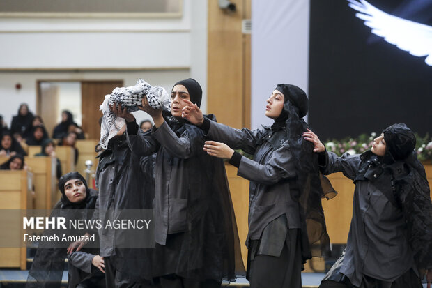 دومین کنگره ملی بانوان تأثیرگذار صبح روز چهارشنبه ۱۳ دی ماه ۱۴۰۲ با حضور انسیه خزعلی معاون امور زنان رئیس جمهور، علیرضا فخاری استاندار تهران، محسن منصوری معاون اجرایی رئیس جمهور در سالن اجلاس سران برگزار شد