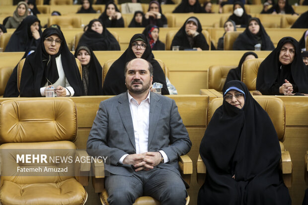 محسن منصوری معاون اجرایی رییس جمهور و انسیه خزعلی معاون امور زنان رییس جمهور در دومین کنگره ملی زنان تاثیرگذار حضور دارند