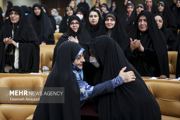 انسیه خزعلی معاون امور زنان رییس جمهور در حال تقدیر از زینا ابراهیم همسر شیخ زکزاکی در دومین کنگره ملی زنان تاثیرگذار است