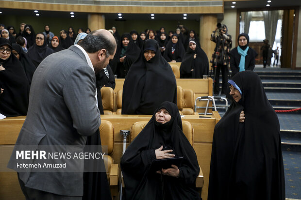 دومین کنگره ملی بانوان تأثیرگذار صبح روز چهارشنبه ۱۳ دی ماه ۱۴۰۲ با حضور انسیه خزعلی معاون امور زنان رئیس جمهور، علیرضا فخاری استاندار تهران، محسن منصوری معاون اجرایی رئیس جمهور در سالن اجلاس سران برگزار شد