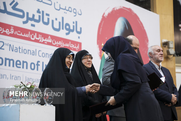 دومین کنگره ملی بانوان تأثیرگذار صبح روز چهارشنبه ۱۳ دی ماه ۱۴۰۲ با حضور انسیه خزعلی معاون امور زنان رئیس جمهور، علیرضا فخاری استاندار تهران، محسن منصوری معاون اجرایی رئیس جمهور در سالن اجلاس سران برگزار شد