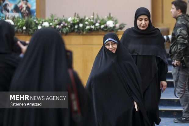 انسیه خزعلی معاون امور زنان رییس جمهور در حال خروج از دومین کنگره ملی بانوان تاثیرگذار است