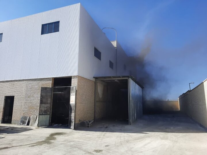 آتش‌سوزی در کارخانه نساجی در حال ساخت نجف‌آباد