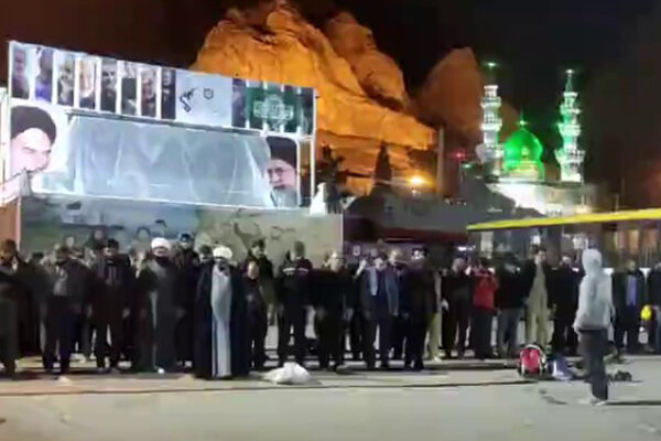 اقامه نماز مغرب و عشا در گلزار شهدای کرمان