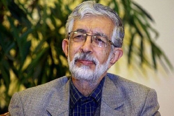 زبان هوشنگ مرادی کرمانی سرشار از ضربالمثل، استعاره و کنایه است