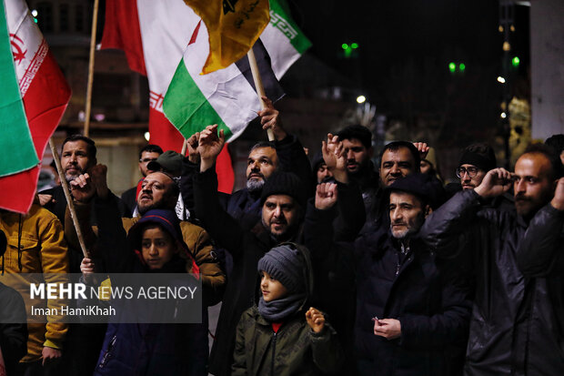 تجمع شبانه مردم همدان در محکومیت حادثه تروریستی گلزارشهدا کرمان
