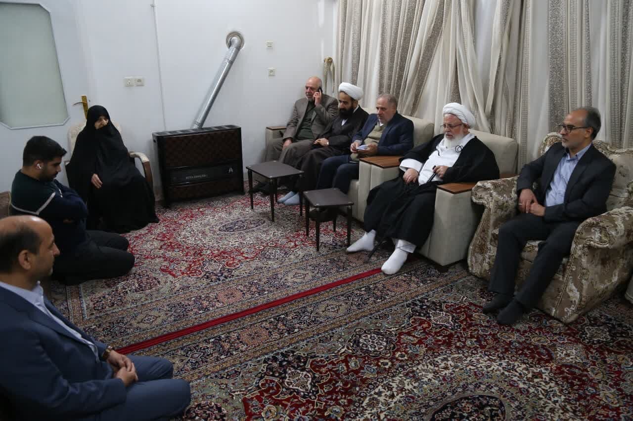 امام جمعه یزد با خانواده ۲ شهید والامقام در استان یزد دیدار کرد