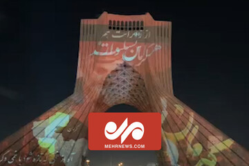 Azadi Kulesi'ne Kirman halkıyla dayanışm mesajı yansıtıldı
