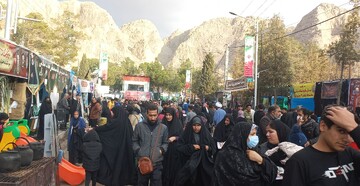 ادای احترام به شهدا در محل حادثه تروریستی کرمان