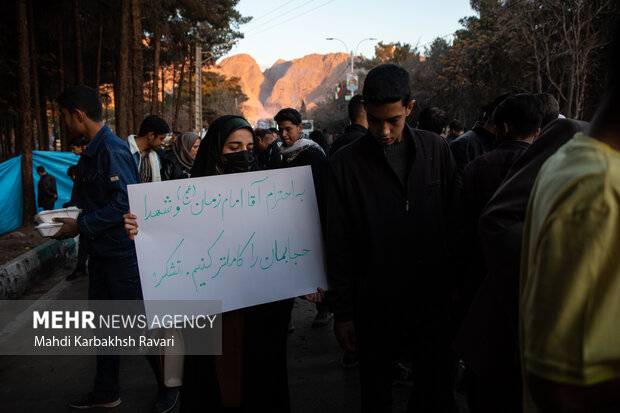 کرمان، عوام کی جانب سے دہشت گردی کے جائے وقوعہ پر گل پاشی