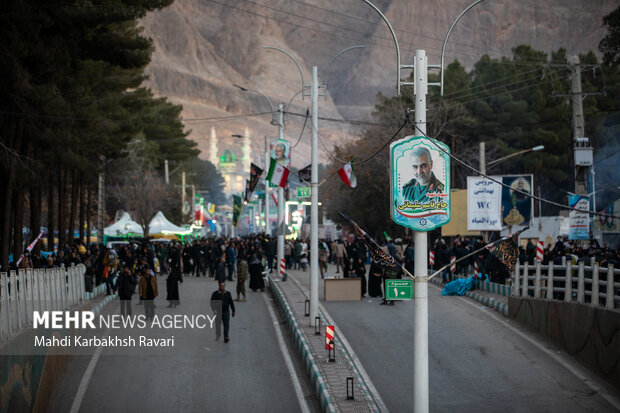 کرمان، عوام کی جانب سے دہشت گردی کے جائے وقوعہ پر گل پاشی